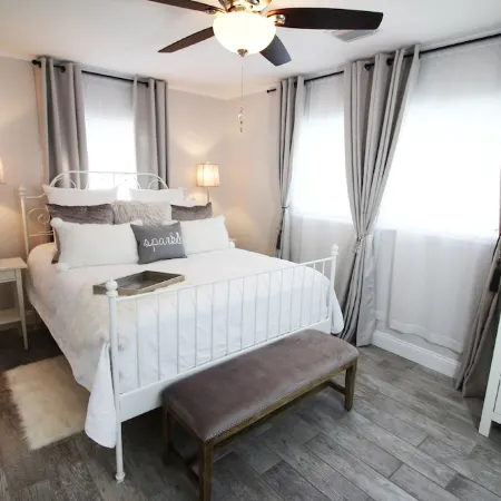 Historic District Bungalow - Easy Walk to Downtown