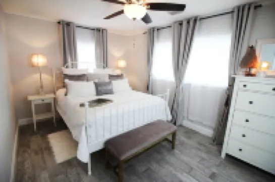 Historic District Bungalow - Easy Walk to Downtown