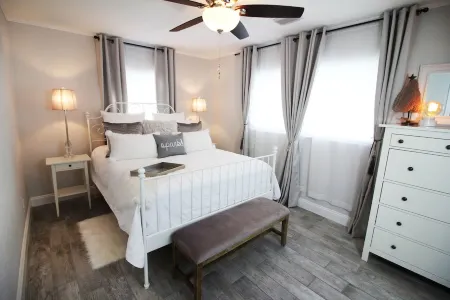 Historic District Bungalow - Easy Walk to Downtown Отели рядом с достопримечательностью «Walmart Garden Center»