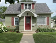 Spacious & Immaculate Dog-Friendly Gem, Near UWL, Washer/Dryer & Fire Pit! La Crosse Public Library附近的飯店