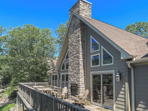 Boulderview Lodge, near JFBB with private mountain views, hot tub, and fireplace