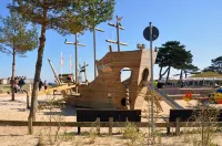 Sunny 2 room apartment near the beach with balcony and partial sea view فنادق في شاربوتز