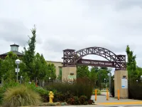 Cozy Cottage 1 Bedroom with King Bed Fenced Pet Yard 5Min Walk to Old Roseville