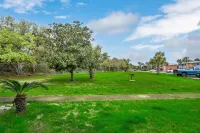 Beach Bungalow with 3 pools! Heart of Destin 10 min walk to the beach