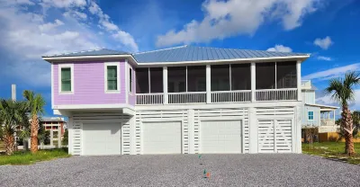 Cozy New Studio Suite on beach block - 7th lot, 1 minute walk to the beach!