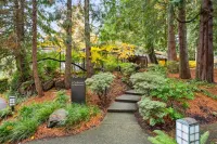NEW Lux Bellevue 2BD 2BA Condo - Free Parking