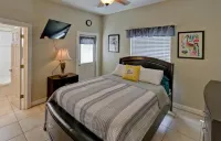 Cozy 2 bedroom 2 bath condo located minutes from the beach and business district