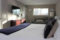 Grumpy Grizzly Pet friendly w/ hot tub