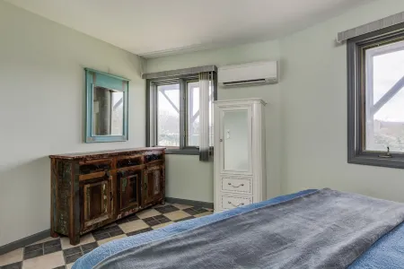 Pets welcomed, fully fenced in yard. Beautiful 1BR suite w full kitchen, WI-FI