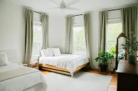 Historic 5/4 • Spacious • Sleeps 16 • Hot Tub • Pool • A&M