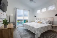 4BR 3BA Waterfront Slice of Heaven! Luxury, hot tub, sunsets, fishing.