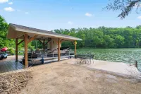 Lakefront, Dock, Remodeled, Views, Screen Porch, Kayaks!