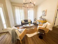 Cheerful spacious home-5 min to Bruce's Field/Downtown