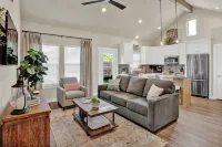 Modern Condo-3 min to Main