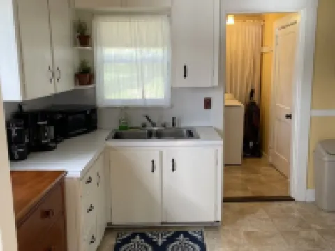 Cozy Cottage on Togus Pond Hotels in Augusta