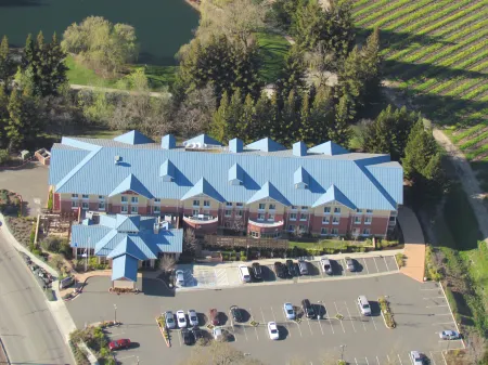 Hilton Garden Inn Sonoma County Airport Отели рядом с достопримечательностью «Парк Футхилл Риджинал»