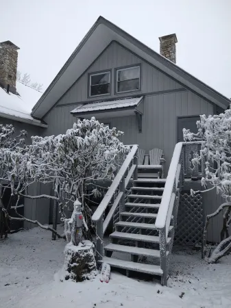 Welcome to the stunning Bergbewohner ski chalet! Отели в г. Бич Маунтин