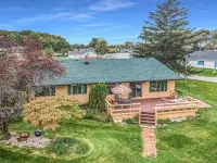 4B Lakefront home off M22 with access to Lake Michigan! Hotels in Onekama Township