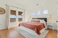 5 Star-2 Min Walk to the Beach-Ocean View-Heated Pool-Hottub-Modern