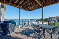 Beautiful Newly built Bayside Lake Front Condo! Hotels in Arnolds Park