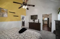 Beautiful Waterfront Home on the Alafia River 블루밍데일 힐스 공원 주변 호텔