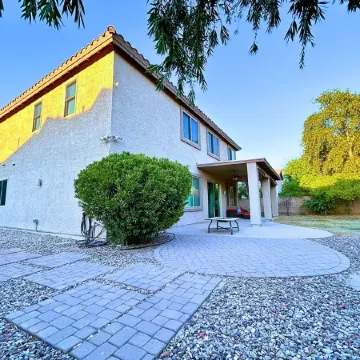 Calming 5 Bed, 3 Bath, in Good Location