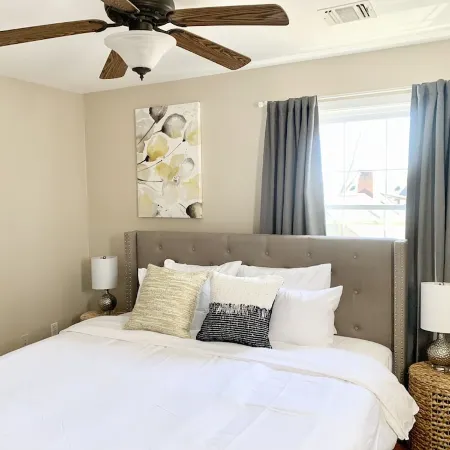 Executive Apt, a short walk to NYC train. King Bed. Free Parking. Central AC.