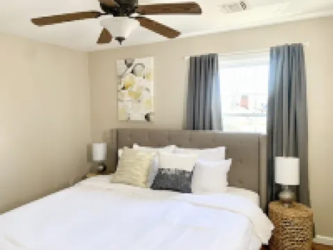 Executive Apt, a short walk to NYC train. King Bed. Free Parking. Central AC.