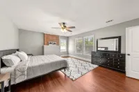 Spacious Waco Bear Den-5 BR/4BA + Mother-in-law Suite • Attached Garage•Hottub