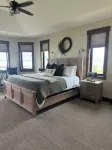 New Luxurious waterfront cabin on Henry's Lake. 26 minutes to West Yellowstone