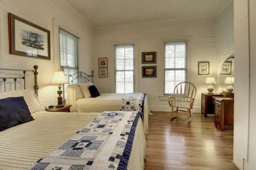 Gruene's Yellow Haus & Suite, Sleeps 1-14, Walk to Gruene Hall & River