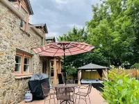 Lowered Rates. A Hot Springs Favorite, Roomy & Cozy, Hot Tub, Host a Movie Night