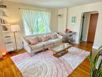 Cozy, Private-Entry Loft Located within Walking Distance to Everything! 그로쓰 포인트 파크 호텔