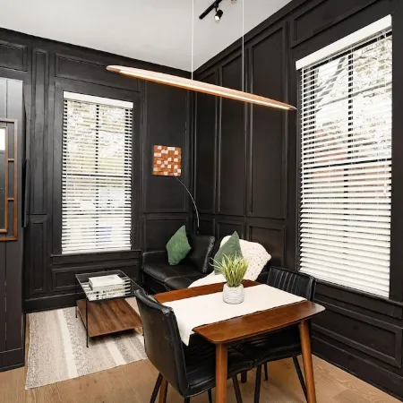 Sleek & Cozy 1st Flr Flat- Walk to Brown & Wayland