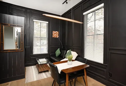 Sleek & Cozy 1st Flr Flat- Walk to Brown & Wayland - Apartments