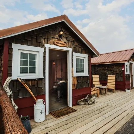 Hemingways cozy rustic cabin 5 min. from Cody