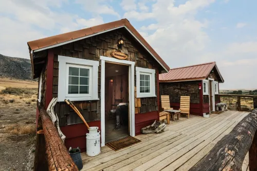 Hemingways cozy rustic cabin 5 min. from Cody