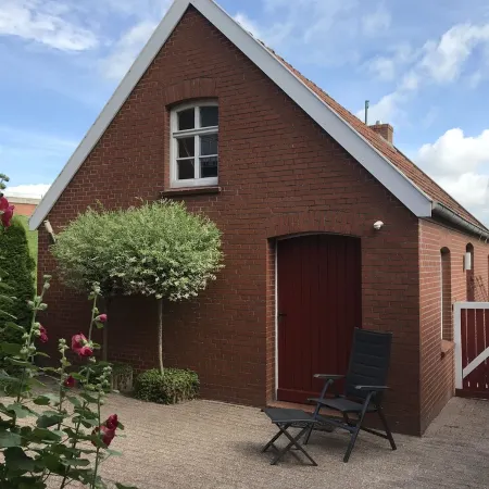 Four stars at the harbor: Modern renovated fisherman's house directly at the Ditzumer harbor