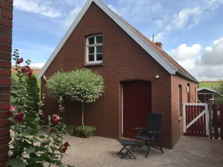 Four stars at the harbor: Modern renovated fisherman's house directly at the Ditzumer harbor