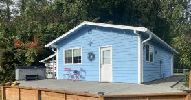 Lovely Mountain View Cottage with Hot Tub, close to amenities!