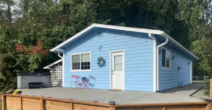 Lovely Mountain View Cottage with Hot Tub, close to amenities!