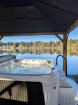 Lakehouse With Hot Tub, Covered Patio, Outdoor Fire-pit and BBQ