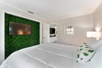 8 Minutes from numerous beaches, hot tub and beautiful fire pit