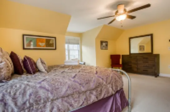 The Valley Estate - Ice Arena - Biking - Weddings - Walk to Town Square! Hotels in Waterville Valley