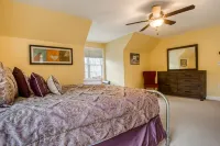 The Valley Estate - Ice Arena - Biking - Weddings - Walk to Town Square!