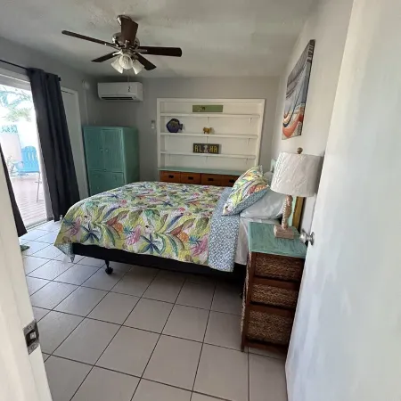 Convenient central Marathon location, canal view.