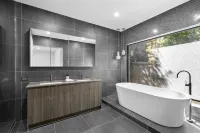 Sophisticated Abode Luxurious and contemporary home just 10 mins to the beach