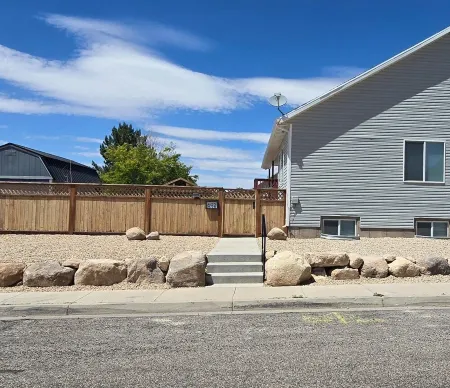 Cedar City, Basement Apartment. Five minutes from the I-15. Pet, family friendly