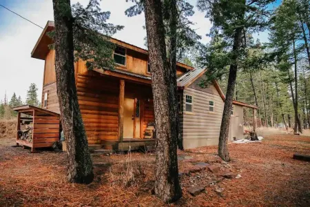 Columbia Mountain Cabin - Near Glacier NP, Big Private Backyard w Mountain Views Отели рядом с достопримечательностью «Montana Vortex and House of Mystery»