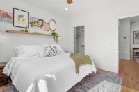 Downtown Modern 3-Bed Townhome with Bright, Upgraded Interiors & Books to read